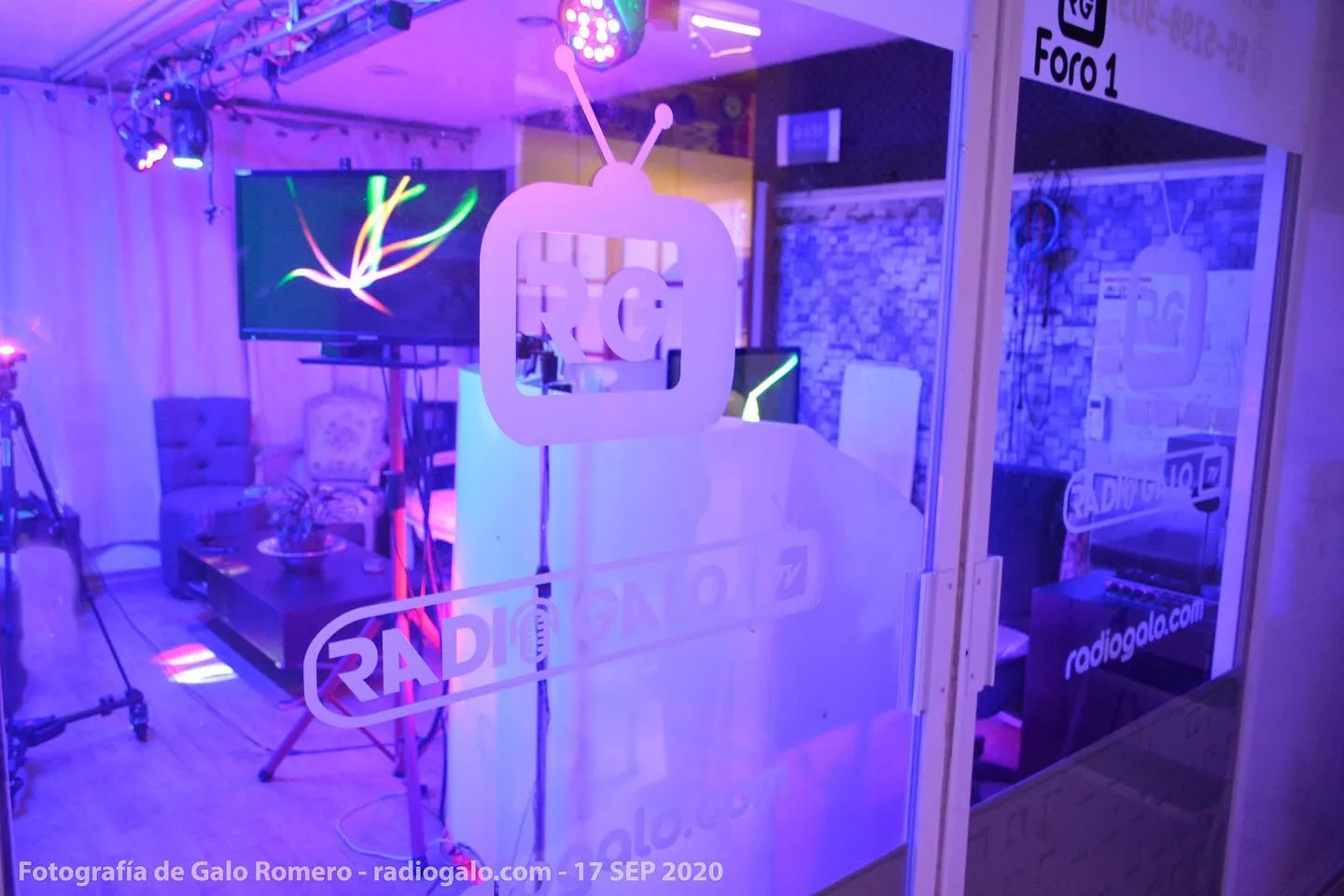 Foro 1 de Radio Galo iluminado de morado, visto a través del cristal con el logo
