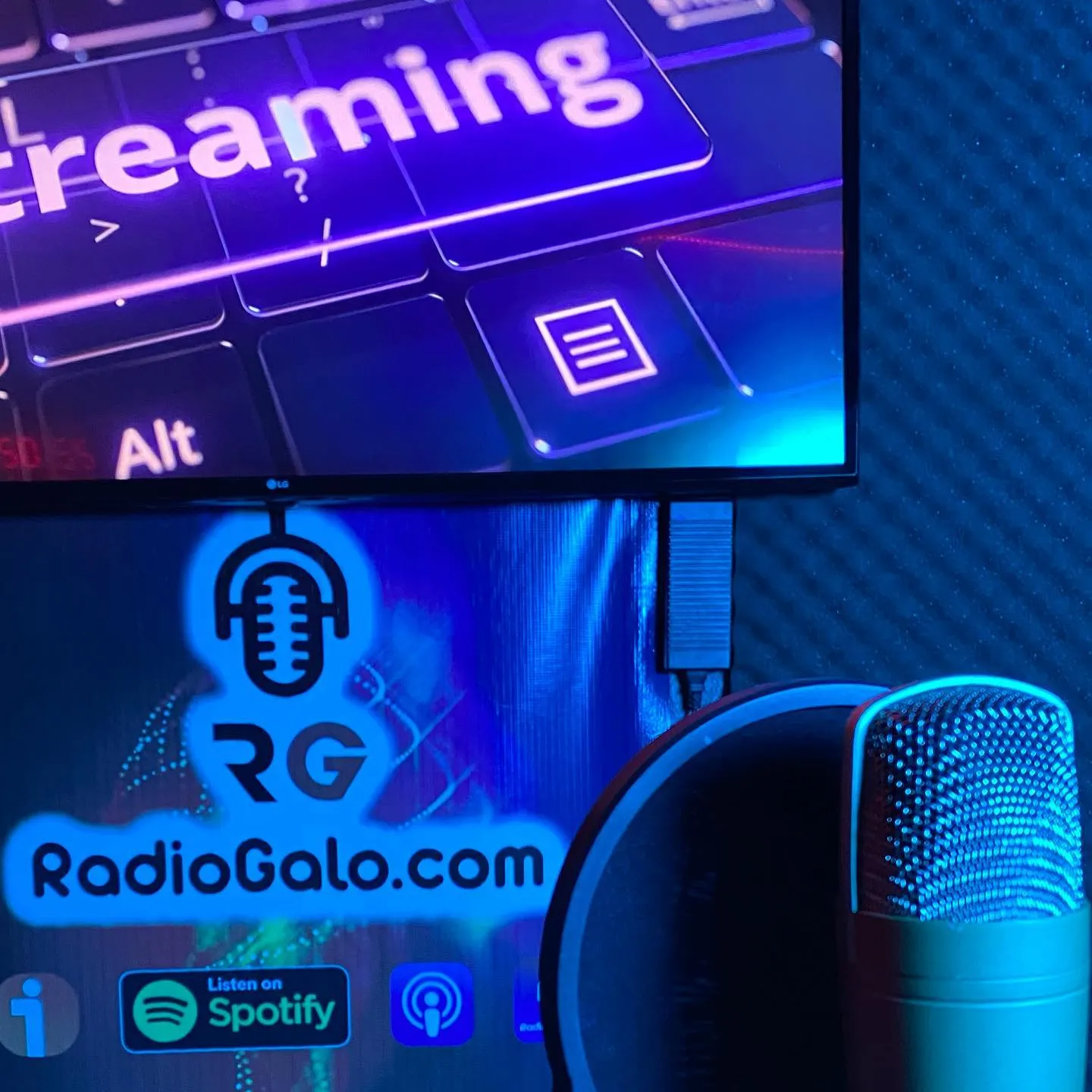 Micrófono de condensador frente al logo luminoso de RadioGalo.com