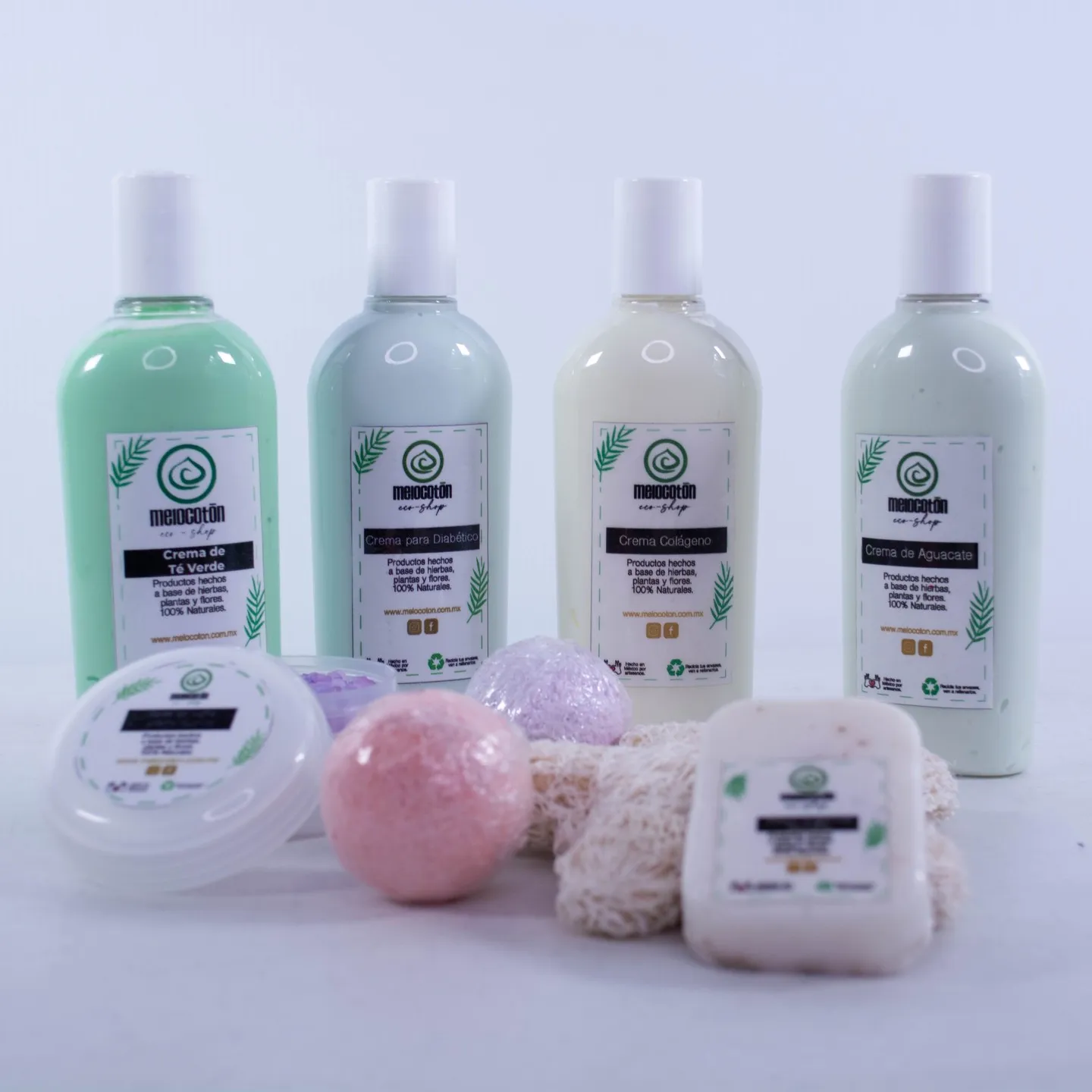 Frascos de crema y jabones artesanales sobre fondo claro
