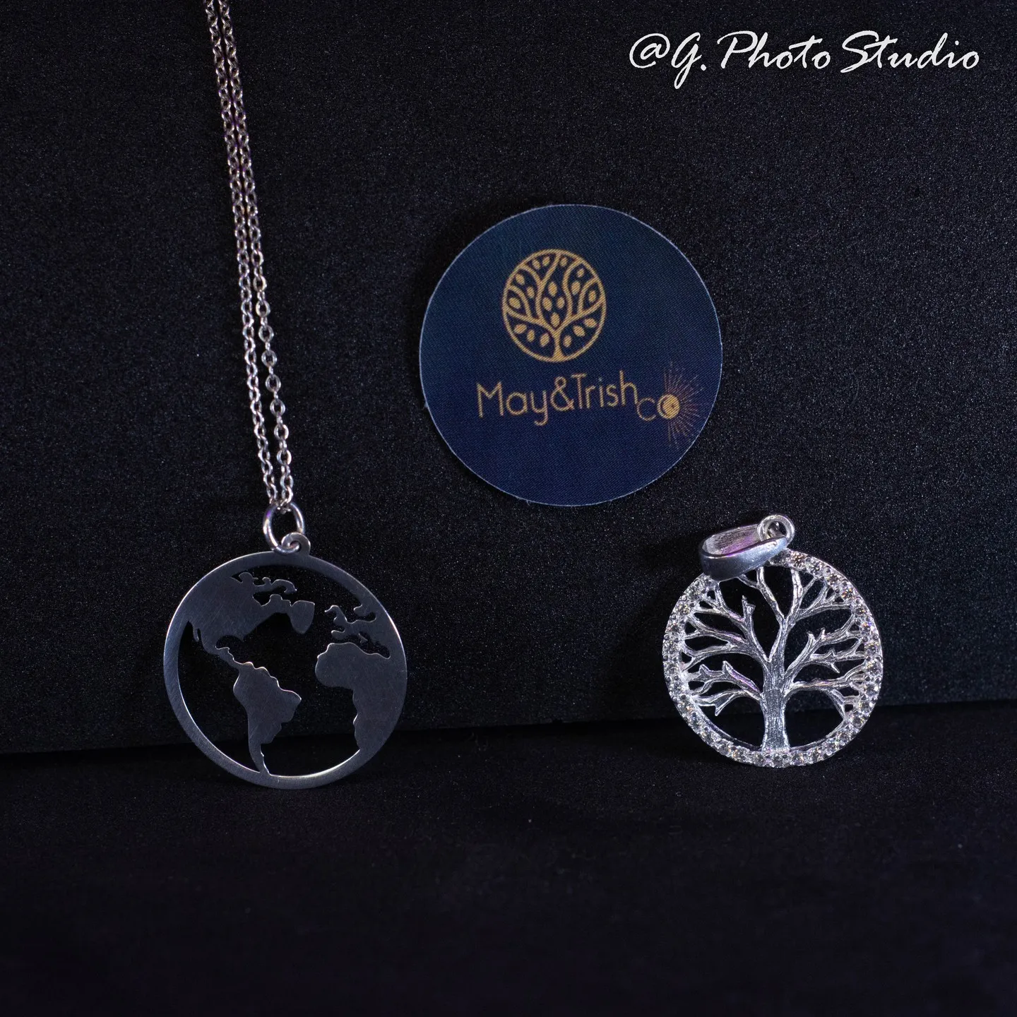 Collares de plata de May & Trish sobre fondo negro