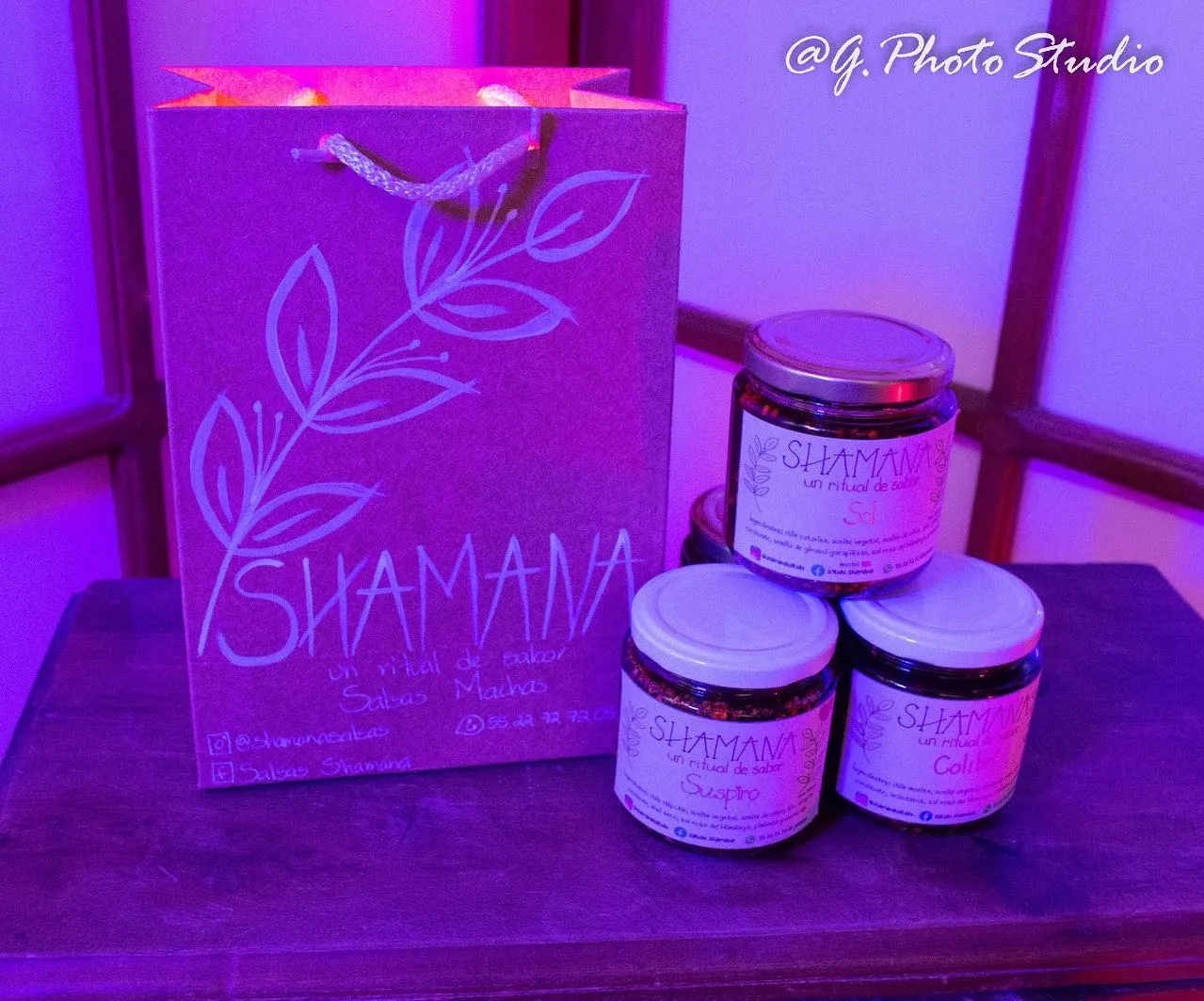 Bolsa de regalo y frascos de Shamana con luz morada