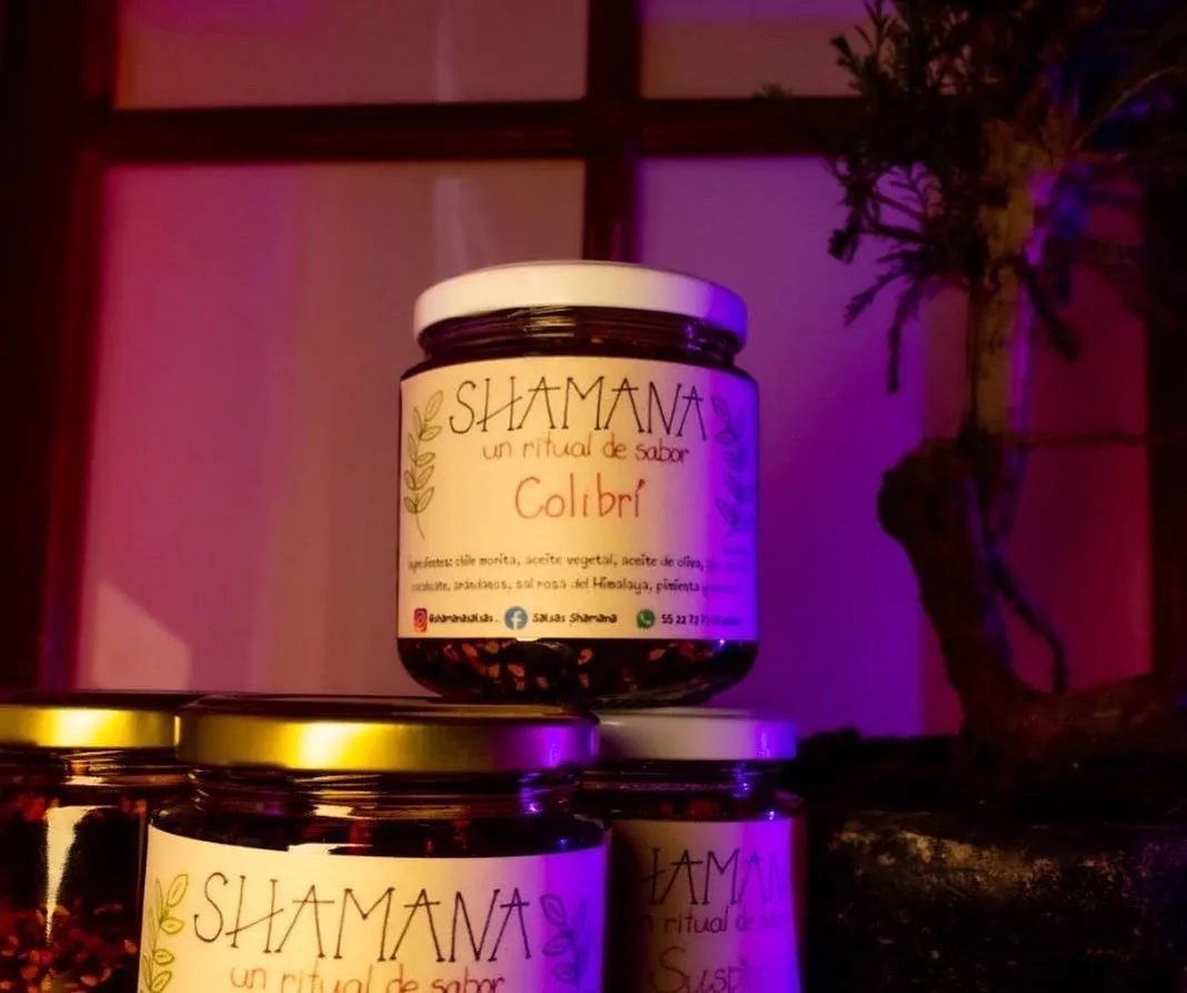 Frascos de salsa Shamana iluminados con luz cálida