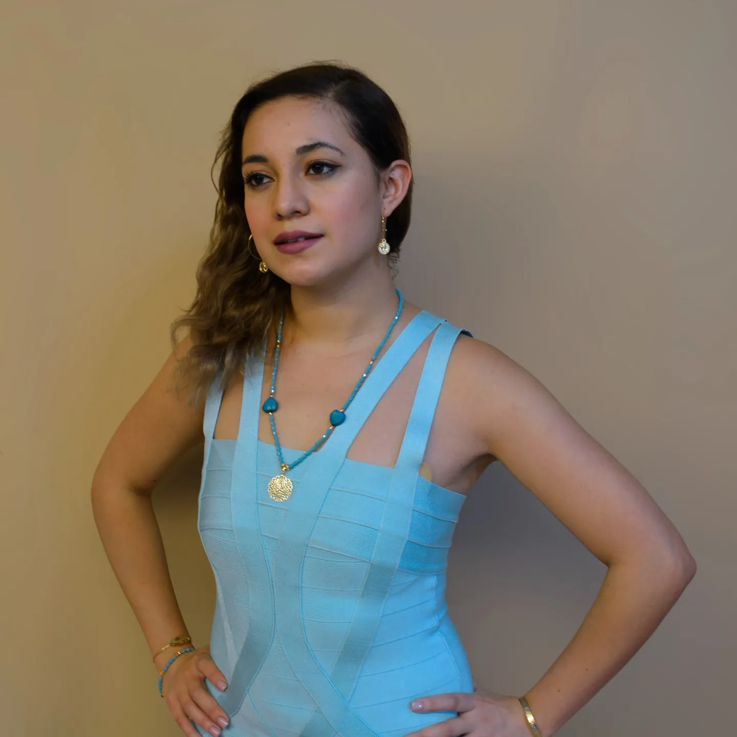 Retrato de estudio de una mujer con vestido azul