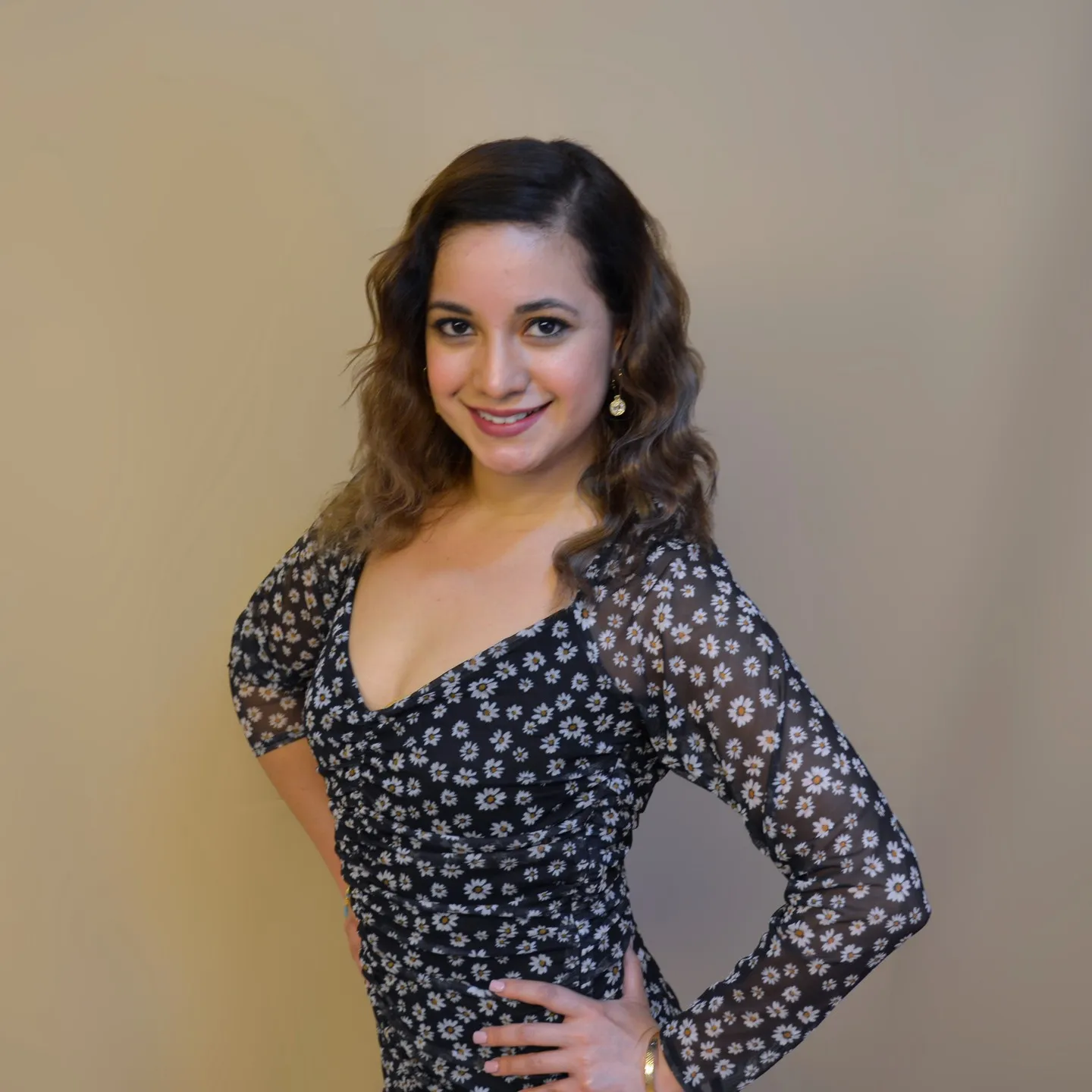Retrato de estudio de una mujer con vestido estampado