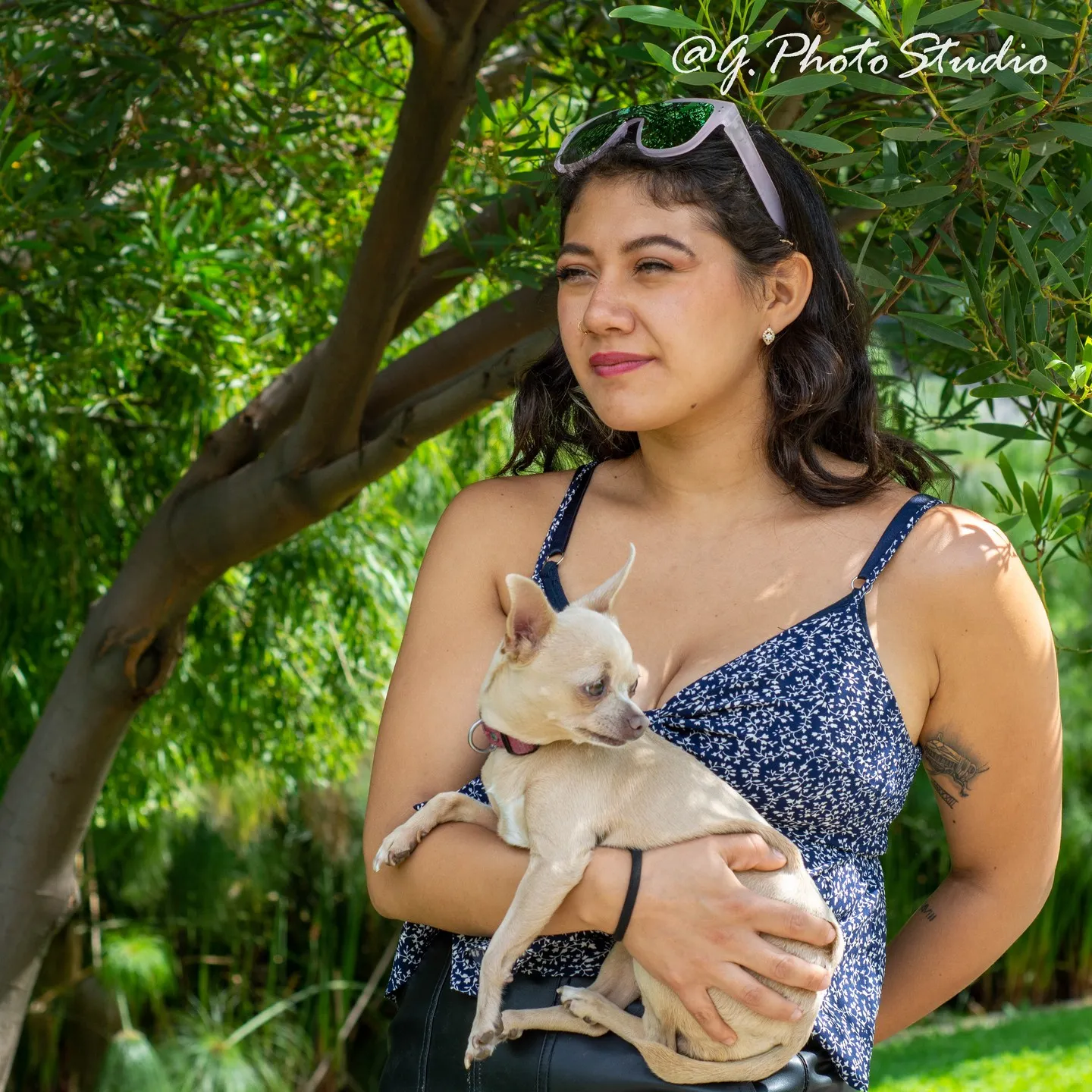 Retrato en exterior de una mujer con su perro entre árboles