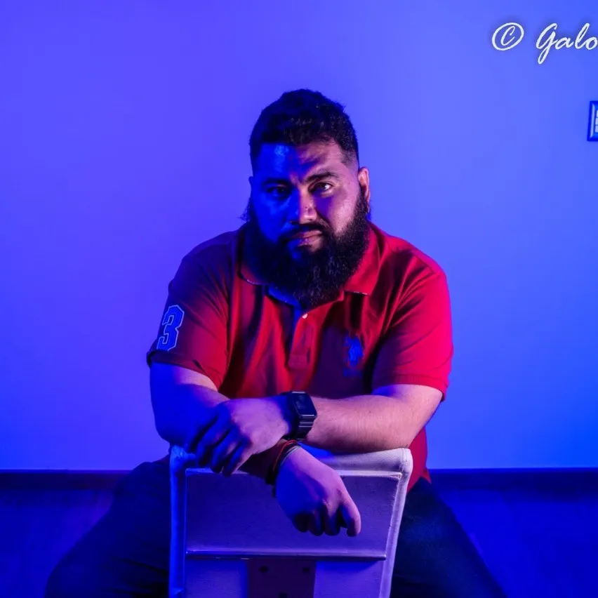 Retrato de marca personal de un hombre sentado, con luz azul