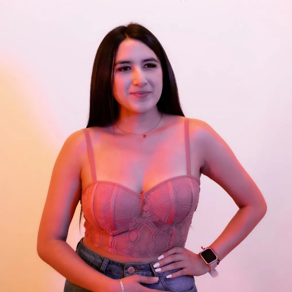 Sesión de moda en estudio con fondo claro y luz cálida