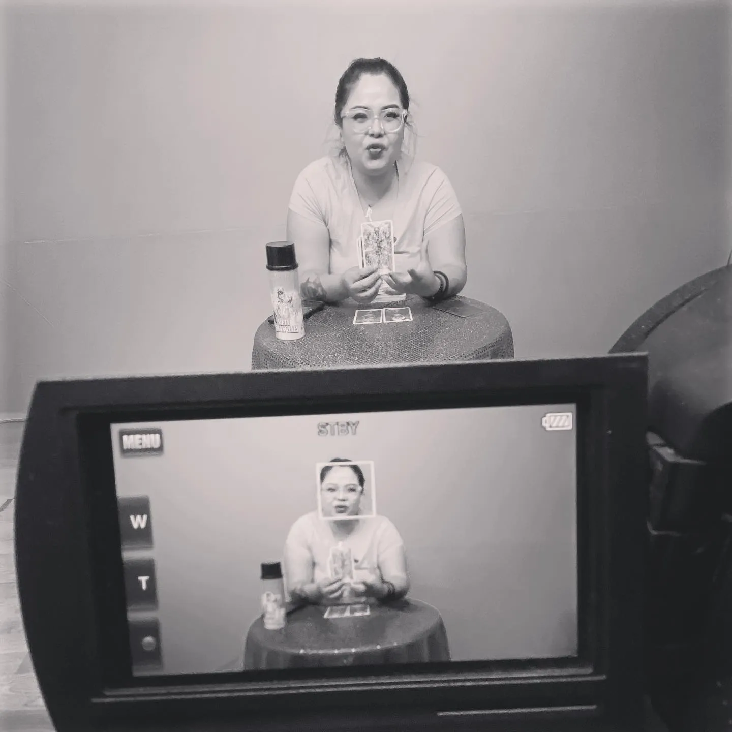 Monitor de cámara mostrando a la entrevistada mientras se graba