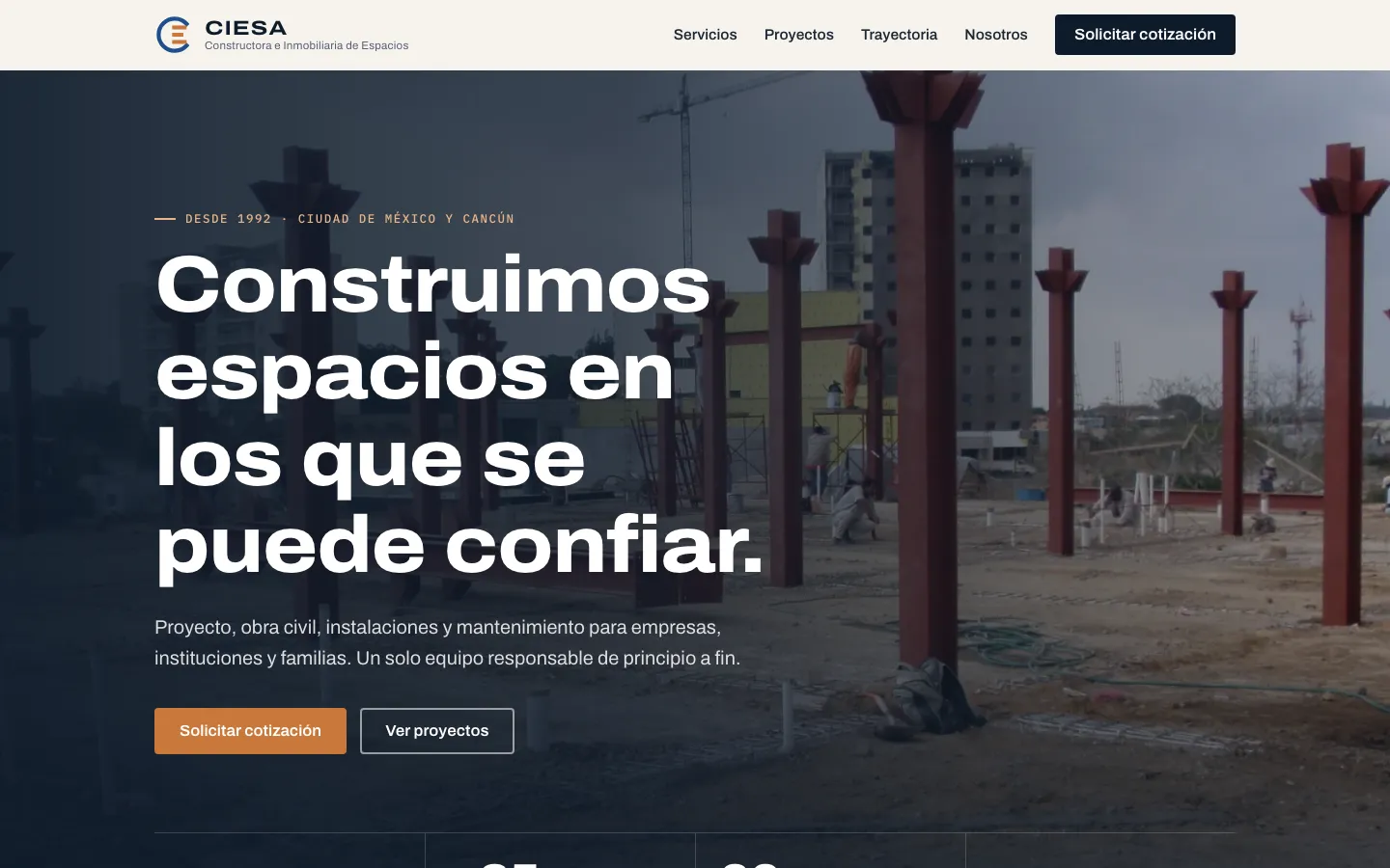 Portada del sitio de CIESA con el titular «Construimos espacios en los que se puede confiar» sobre una obra de estructura metálica