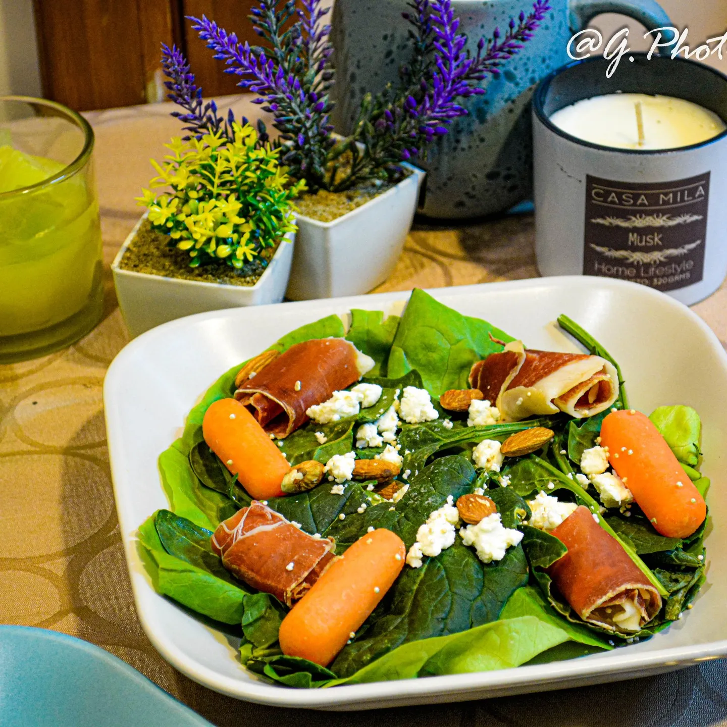Ensalada de espinaca con jamón serrano, zanahoria y queso