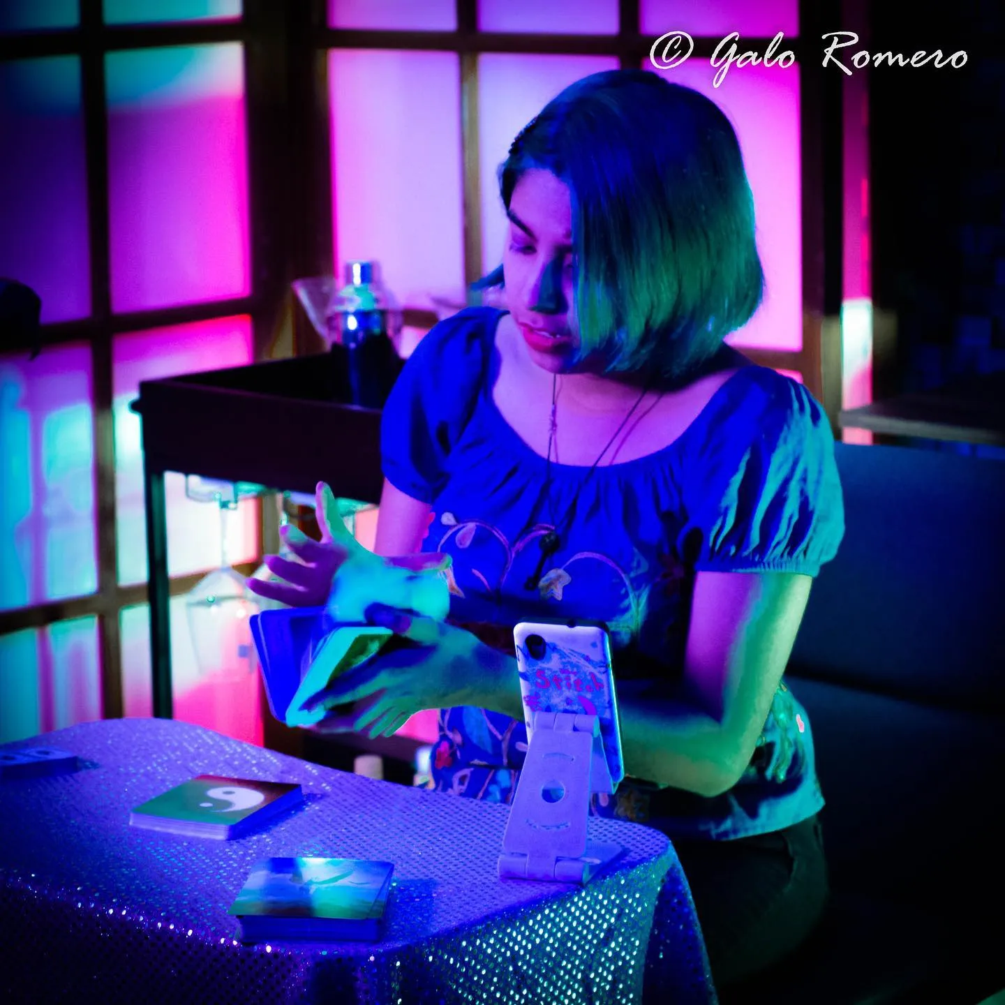 Conductora transmitiendo en vivo desde el foro con luces azules y rosas